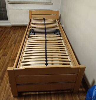 Masivní postel + rošt + úložný prostor