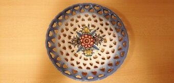Ozdobný prolamovaný porcelánový talíř – Československo