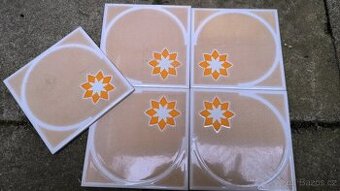 Obkladačky béžové s oranž. květem 15x15 cm, 210 ks, 4,725 m2