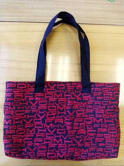 Tašky na rameno, černé prostírání