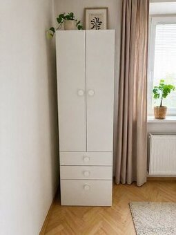 Moderní IKEA skříň SMÅSTAD – bílá, se zásuvkami, TOP stav