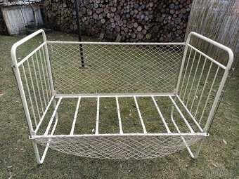 Retro kovová postýlka