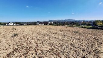 Stavební pozemek se sítěmi B13-Hrušovany u Brna- 908 m2