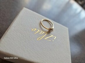 Okouzlující zásnubní prsten ze žlutého zlata