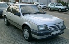 Čelní sklo na Opel Ascona C / Vauxhall Cavalier r.v. 81-88