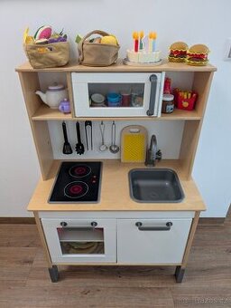 Dřevěná kuchyňka IKEA DUKTIG - s bohatou výbavou