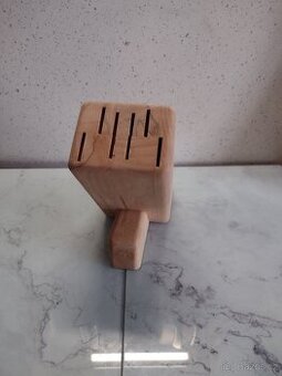 STOJANY NA NOŽE