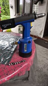 PROFI NÝTOVACÍ PISTOL