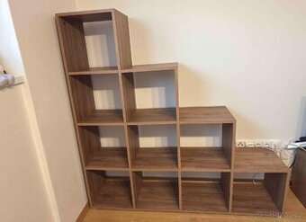 Knihovna / Schodový regál - 10 úložných boxů, tmavý dub