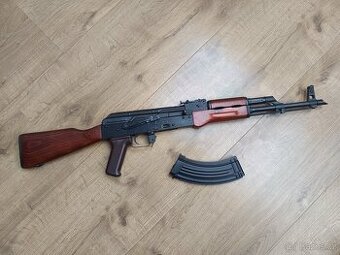 AKM - E&L