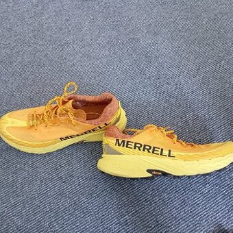 Terénní běžecká obuv