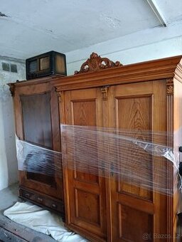 Starožitná šatní skříň