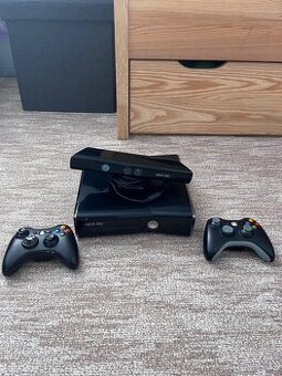 Xbox 360 s dvěma ovladači, kinectem a hrami