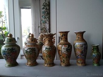 Dekorativní keramika, vázy a různé zdobené nádoby.