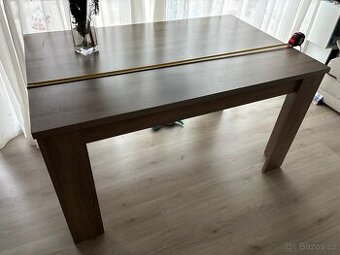 Rozkládací jídelní stůl