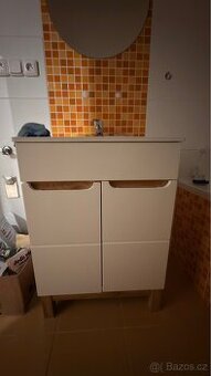 Umyvadlová skříňka s baterii a umyvadlem