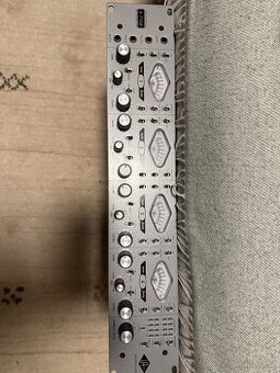 Universal Audio 4-710d Twin-Finity – 4kanálový mic preamp