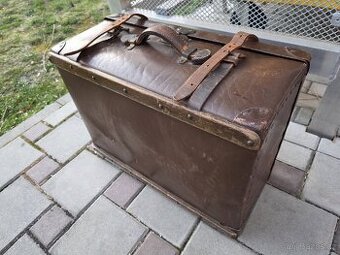 Starodávný historický kufr