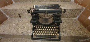 Staré hodiny a psací stroj