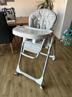 polohovatelná jídelní židle peg perego