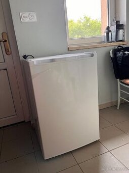 Malá lednice s mrazákem