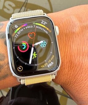 Apple Watch 8 45mm Silver top stav.