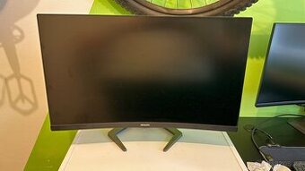 Prohnutý 2K 144Hz monitor