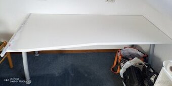 Kancelářský stůl