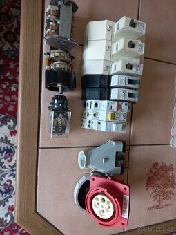 Prodán různý elektro matriál.