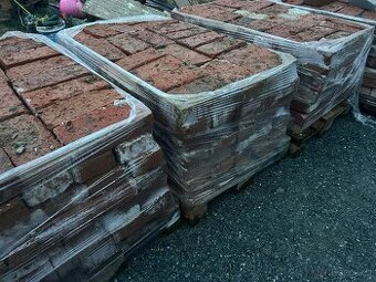 12 palet očištěných cihel
