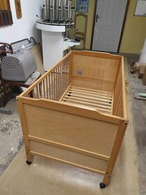 Dětská dřevěná postýlka