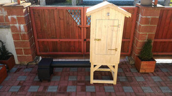 Dřevěná udírna s topeništěm