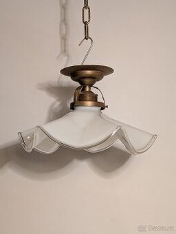 lustr, mosazná stropnice, bílé stínidlo s natavenou linkou