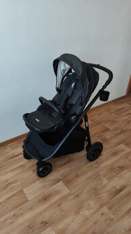 Kočárek Joie Versatrax + nánožník Joie Footmuff