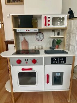 Krásná dřevěná kuchyňka