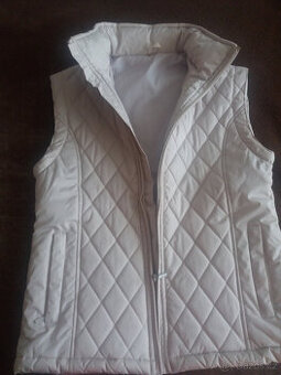 VESTA PROŠÍVANÁ S KAPUCÍ