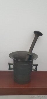 Starý kovový moždíř s tloučkem – dekorace / sběratelský kus