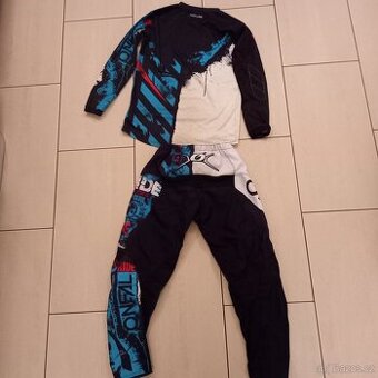 dětské kalhoty a dres na motokros