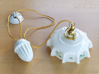 Starý stahovací lustr s ručně malovaným stínidlem