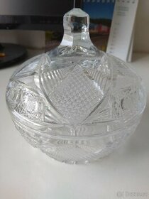 Dóza z broušeného skla