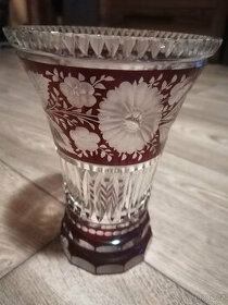 Váza z čirého a červeného skla, broušený okraj