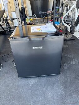 Mrazák Siguro MB-E241B Essentials