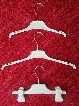 Bílá plastová ramínka na oblečení