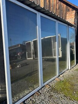 Prosklená vchodová stěna trojsklo