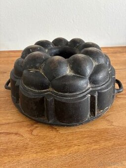 Starožitná litinová forma na bábovku