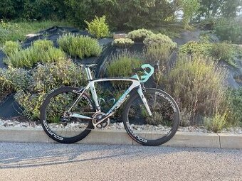 Profi karbon silnička Bianchi Oltre Superleggera Dura-Ace