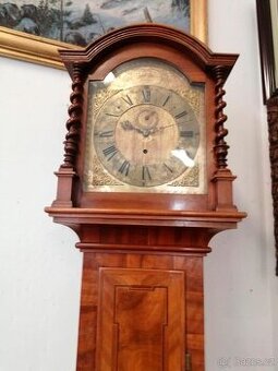 Barokní podlahové hodiny s nočním zvoněním.