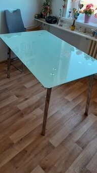 Skleněný stůl