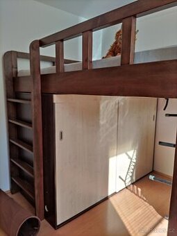 Vyvýšená postel se skříní