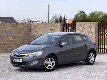 Opel Astra J - 1.6 benzín 85kw - RV 12/2010
